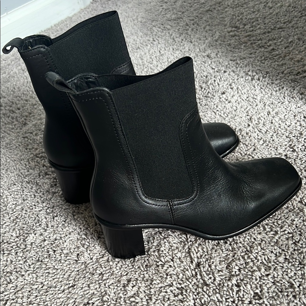 New Black Vero Chelsea Ankle Boots with Elastic Panels, size 10.5